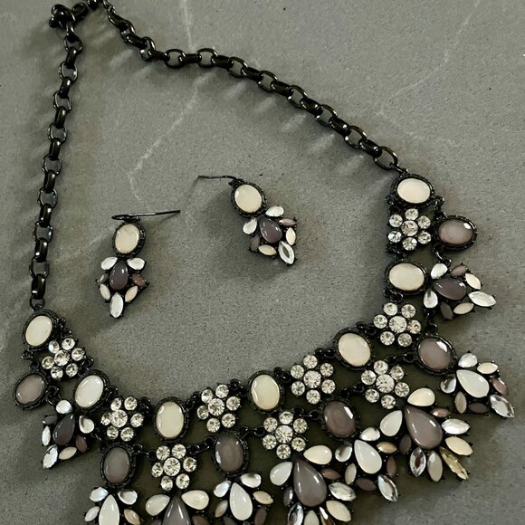 Set of 3 Premier Designs Necklaces & 2 pair of earrings - Picture 4 of 4